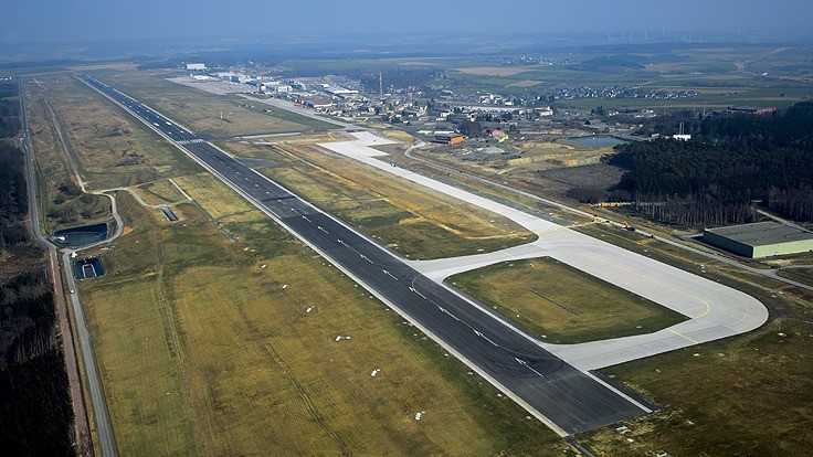 Frankfurt-Hahn 机场跑道的航拍图