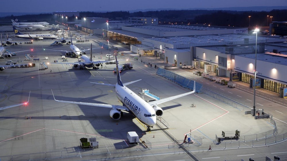 夜间停有飞机的 Frankfurt-Hahn 机场停机坪